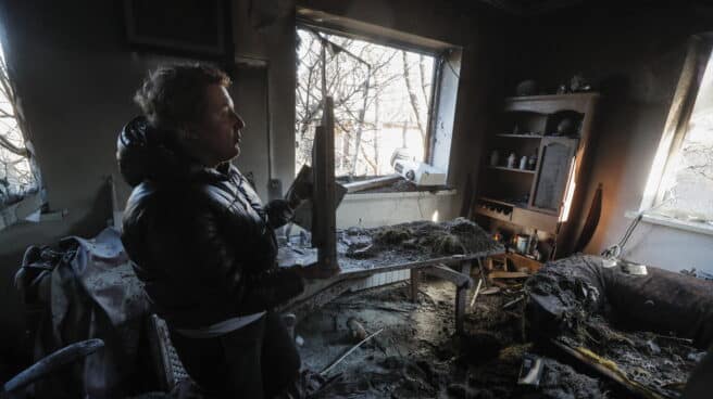 Un hombre intenta recuperar sus pertenencias en un edificio atacado en Kiev