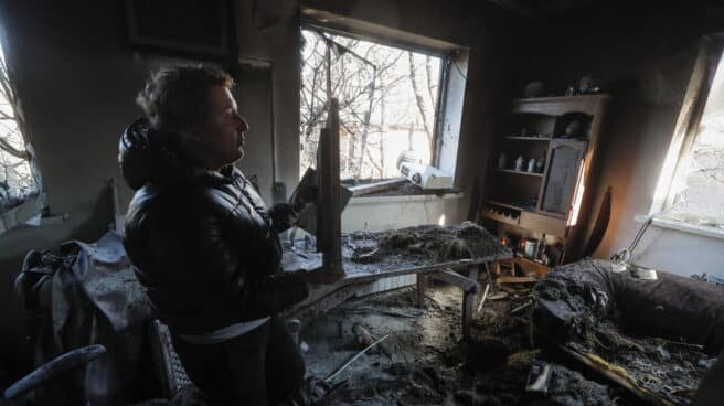 Un hombre intenta recuperar sus pertenencias en un edificio atacado en Kiev Un hombre intenta recuperar sus pertenencias en un edificio atacado en Kiev