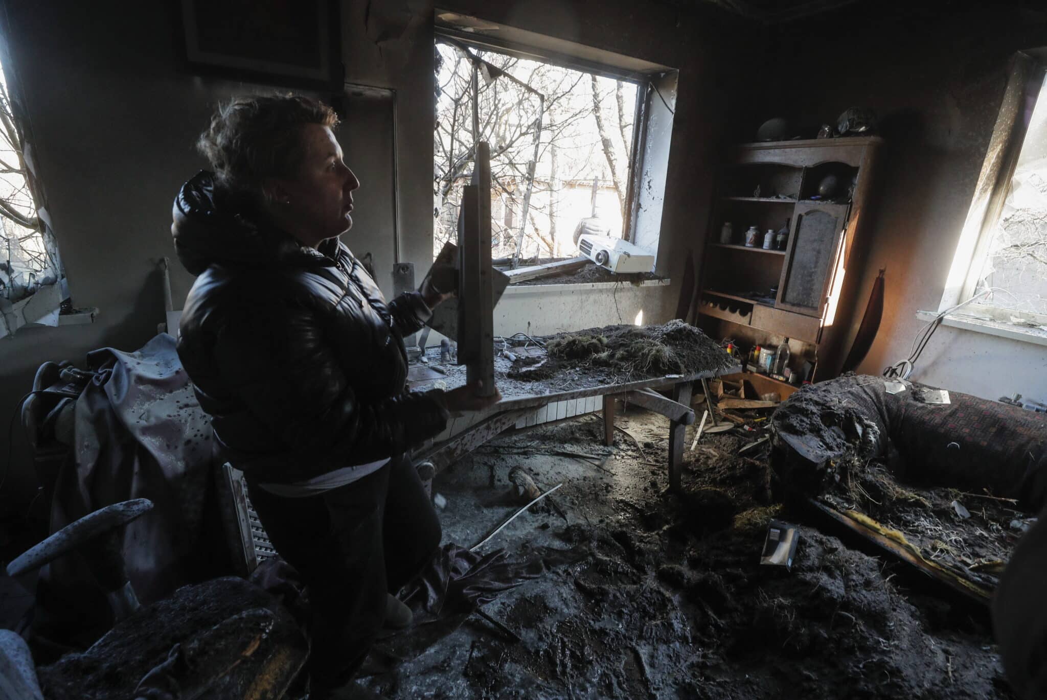 Un hombre intenta recuperar sus pertenencias en un edificio atacado en Kiev