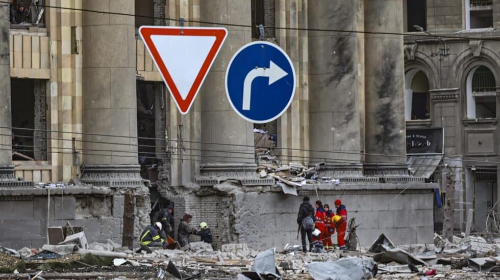 Destrucción en el centro de Járkov tras los bombardeos rusos este lunes.
