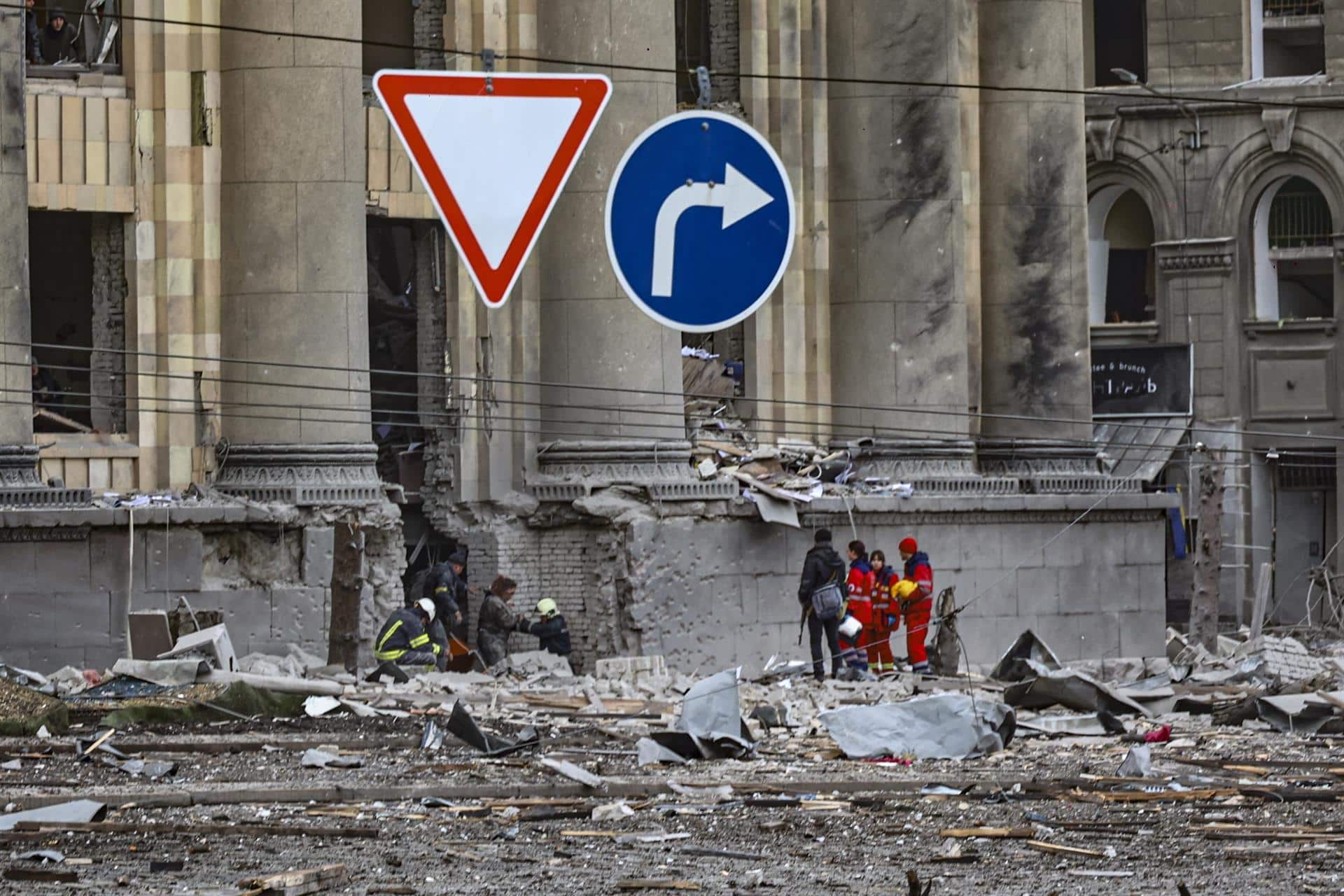 Destrucción en el centro de Járkov tras los bombardeos rusos este lunes.