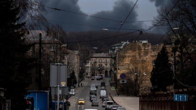 Humo visible en todo Leópolis tras el ataque de Rusia. Humo visible en todo Leópolis tras un ataque de Rusia.