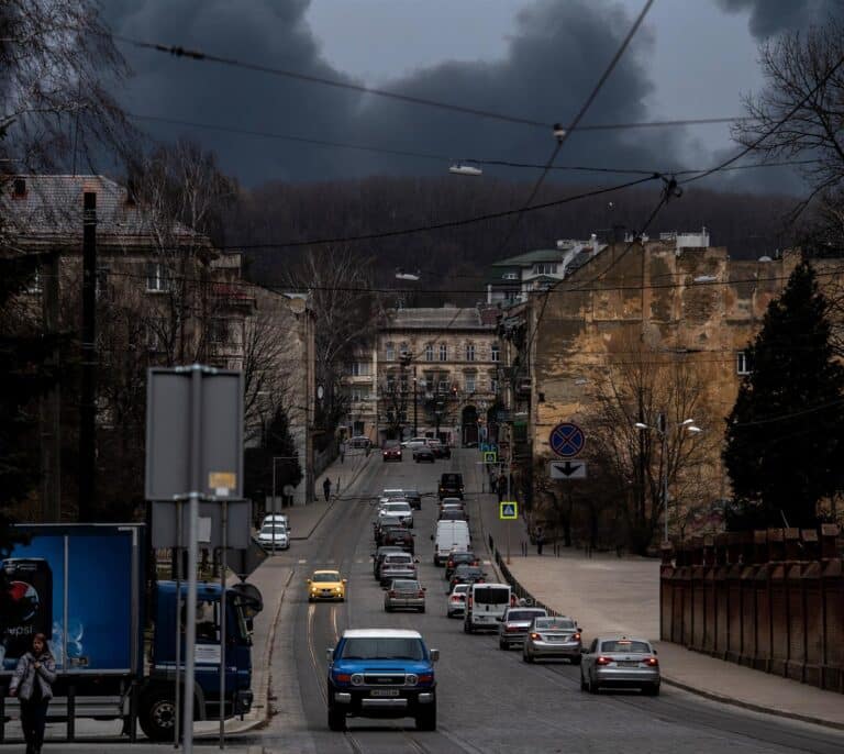 Rusia vuelve a bombardear Leópolis, la ciudad refugio junto a la frontera de Polonia