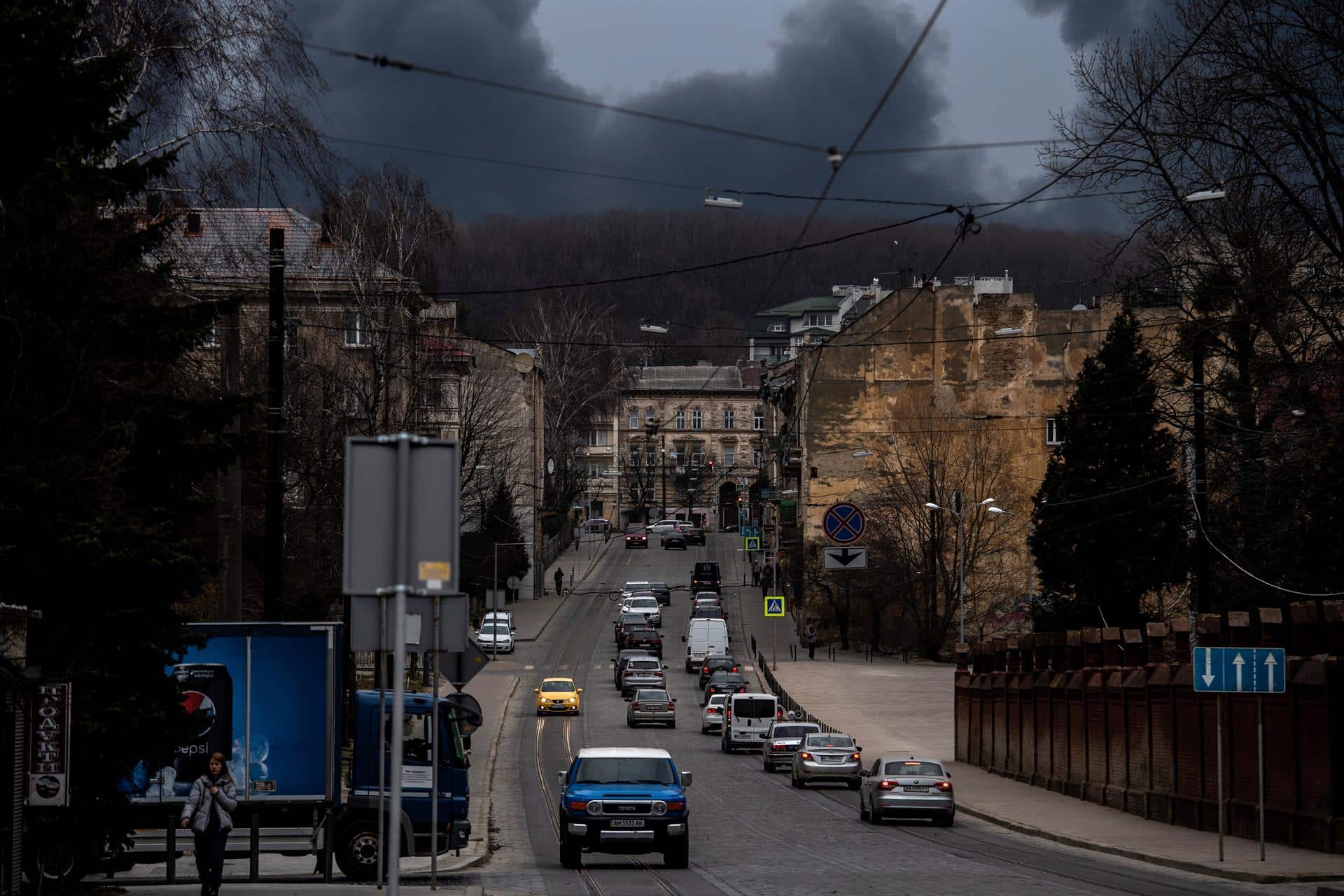 Humo visible en todo Leópolis tras un ataque de Rusia.