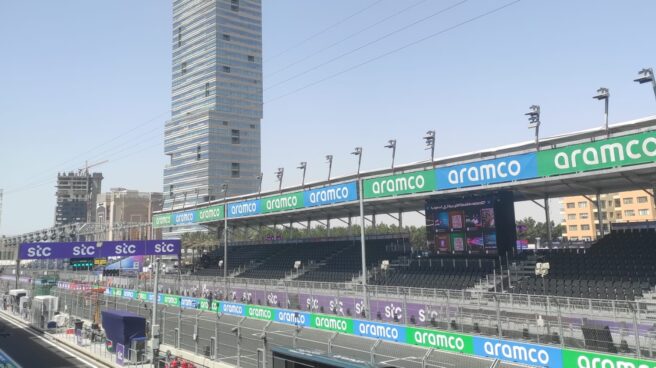 Vista desde el paddock de la tribuna principal situada en la línea de meta, con Aramco como patrocinador