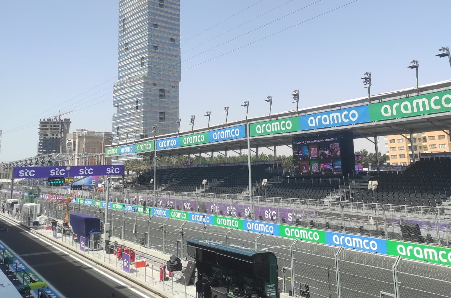 Vista desde el paddock de la tribuna principal situada en la línea de meta, con Aramco como patrocinador