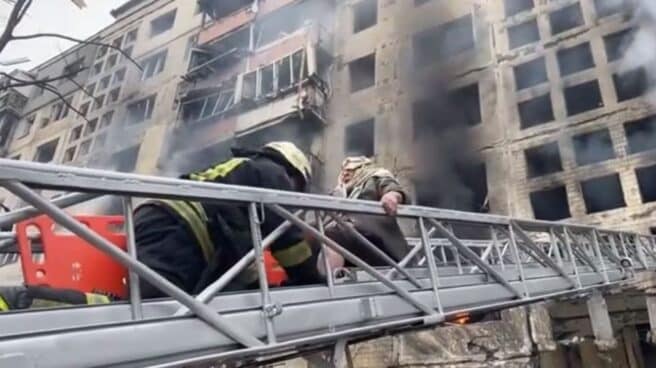 Rescate de los servicios de emergencia en Kiev tras un bombardeo ruso
