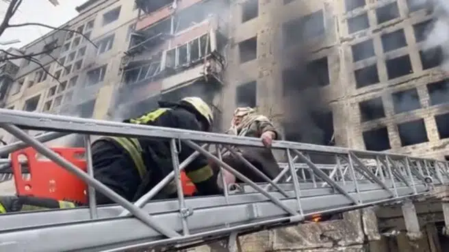 Rescate en un edificio de apartamentos de Kiev tras un bombardeo ruso