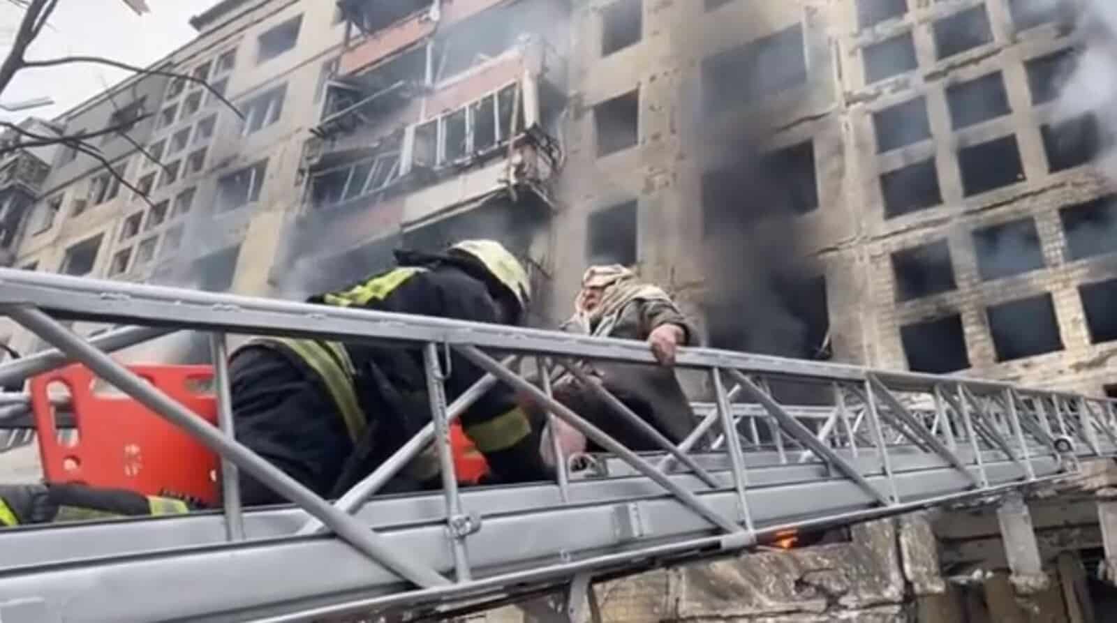 Rescate de los servicios de emergencia en Kiev tras un bombardeo ruso