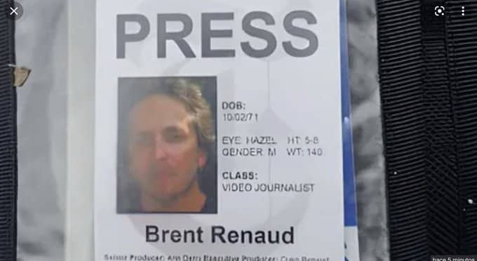 Acreditación de prensa de Brent Renaud.