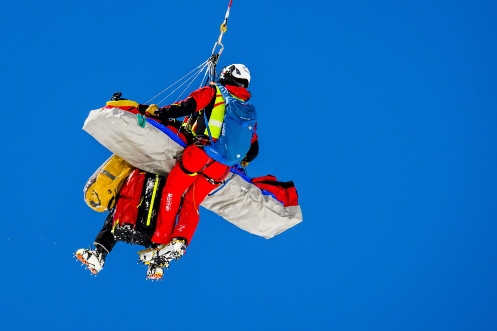 Aymar Navarro de España compite y cae en la final de Verbier Xtreme Freeride World Tour (FWT) en la montaña 'Bec des Rosses'