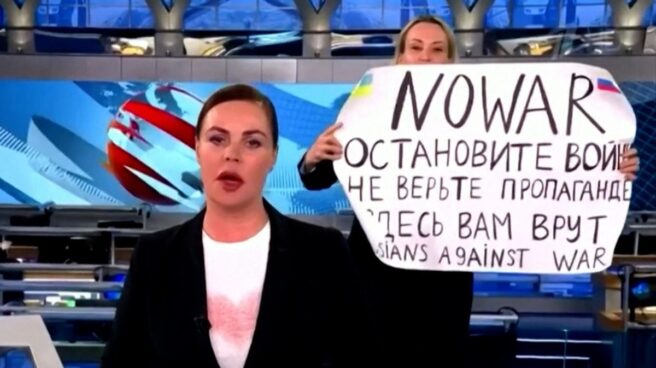 Marina Ovsiannikova, condenada a 225 euros de multa tras su protesta contra Putin en la televisión rusa