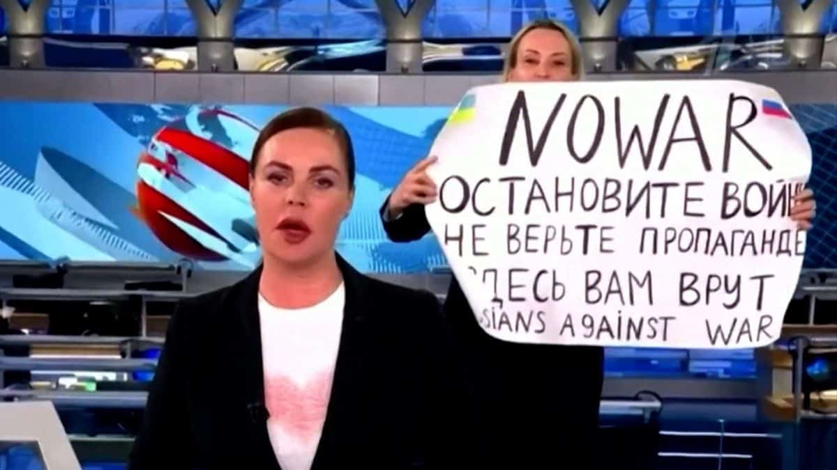 La periodista rusa que defendió a Ucrania en televisión huye del país con su hija