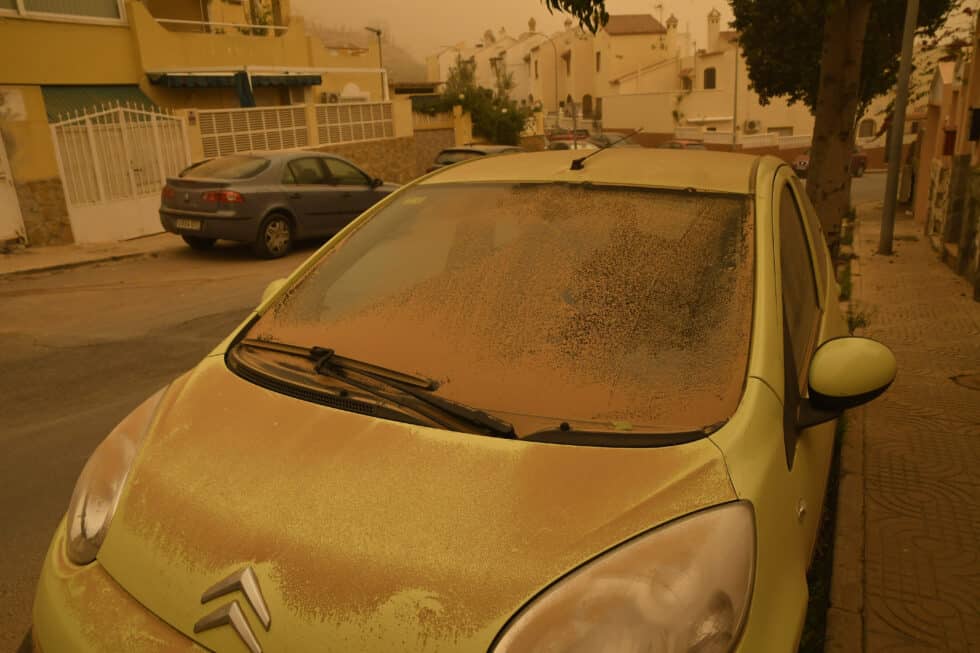 Coche cubierto de polvo por la calima