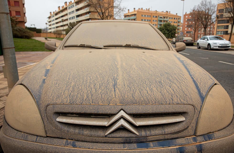 Coche recubierto de polvo por la calima en Logroño
