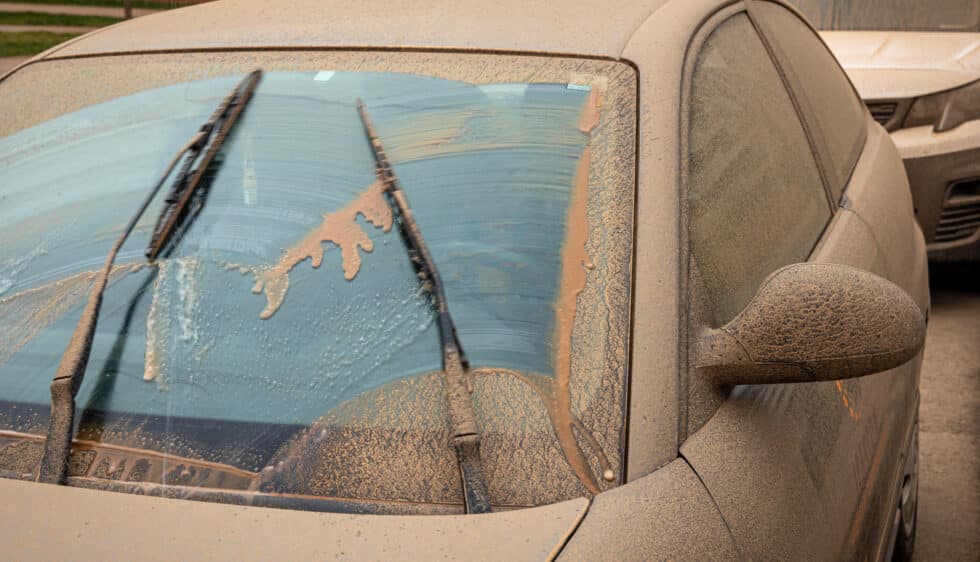 Coche cubierto de polvo por la calima en Logroño