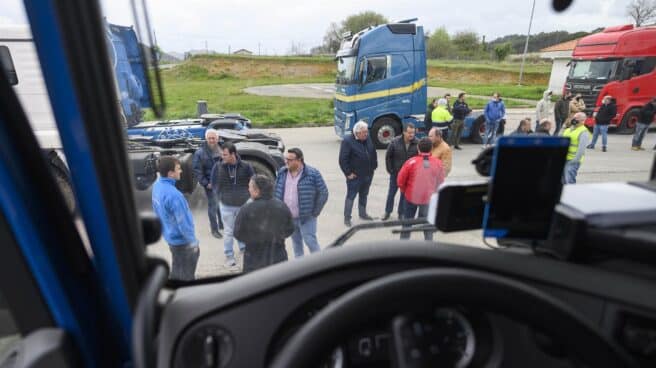 Varios camioneros participan en una protesta en Cantabria, este jueves.