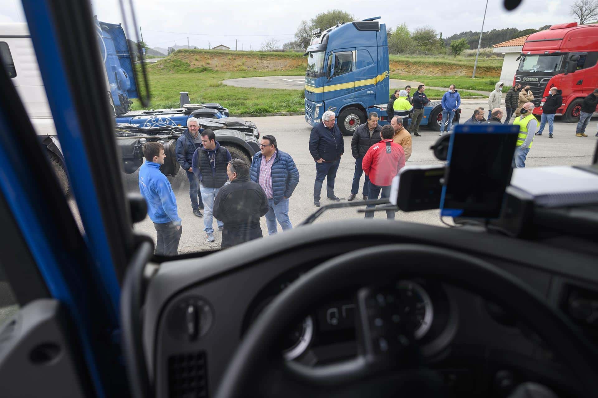 Varios camioneros participan en una protesta en Cantabria, este jueves.