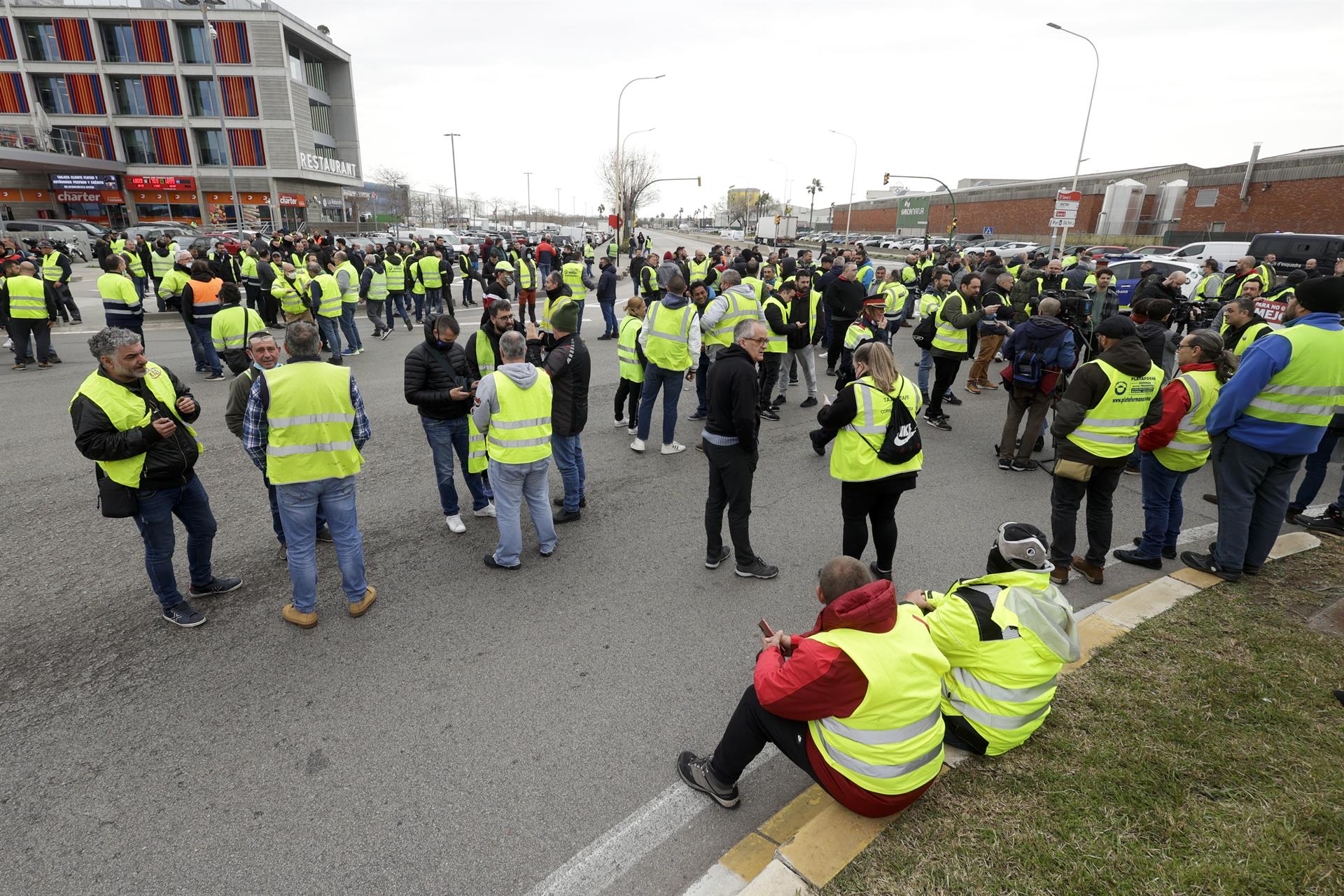 Camioneros en la zona franca de Barcelona.