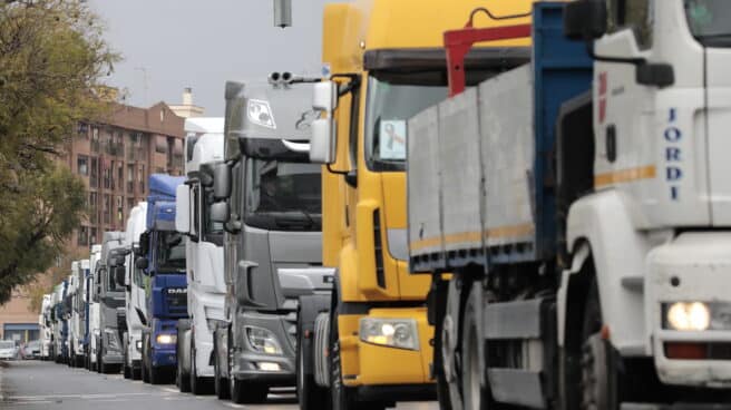 Una manifestación de camioneros en forma de "marcha lenta". Una manifestación de camioneros en forma de "marcha lenta".