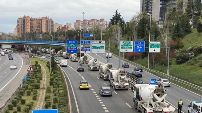 Cola de camiones en la M-30 de Madrid. Cola de camiones en la M-30 de Madrid.