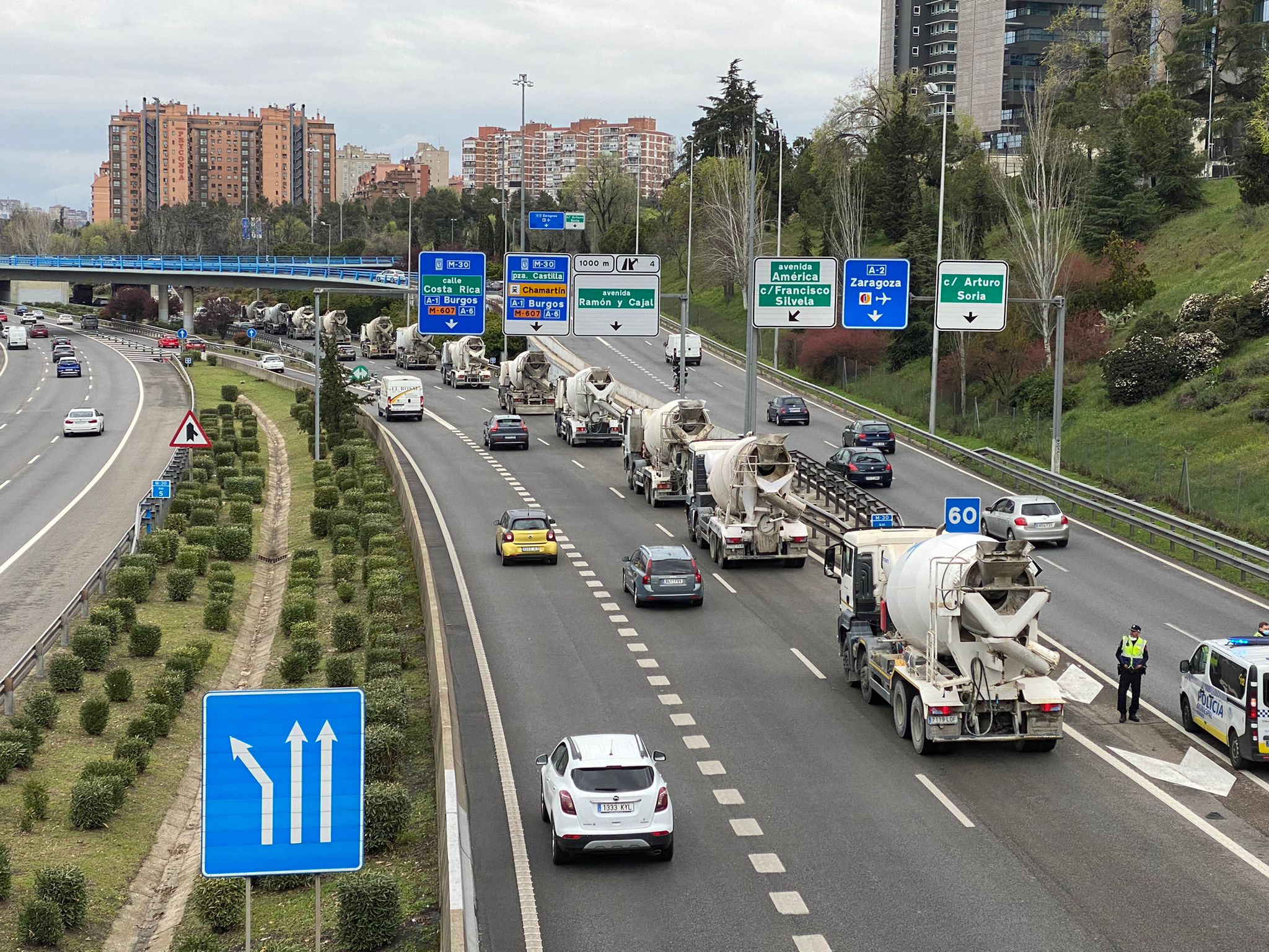 Cola de camiones en la M-30 de Madrid.