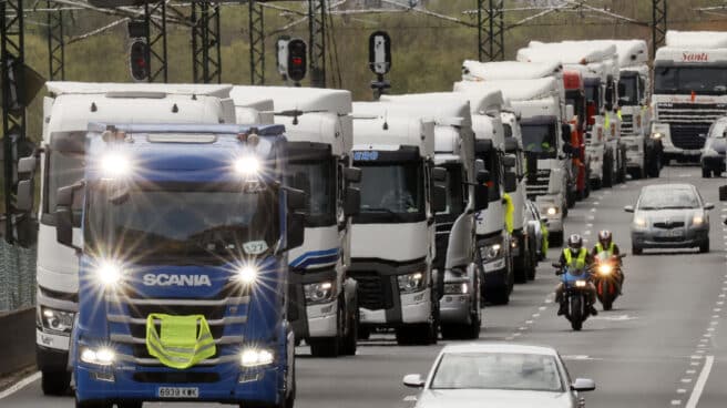 Un grupo de transportistas gallegos circulan con más de un centenar de camiones. Un grupo de transportistas gallegos circulan con más de un centenar de camiones.