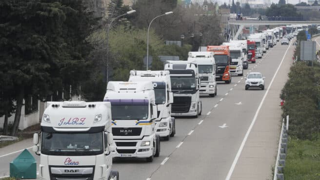 Varios camiones durante una marcha lenta.