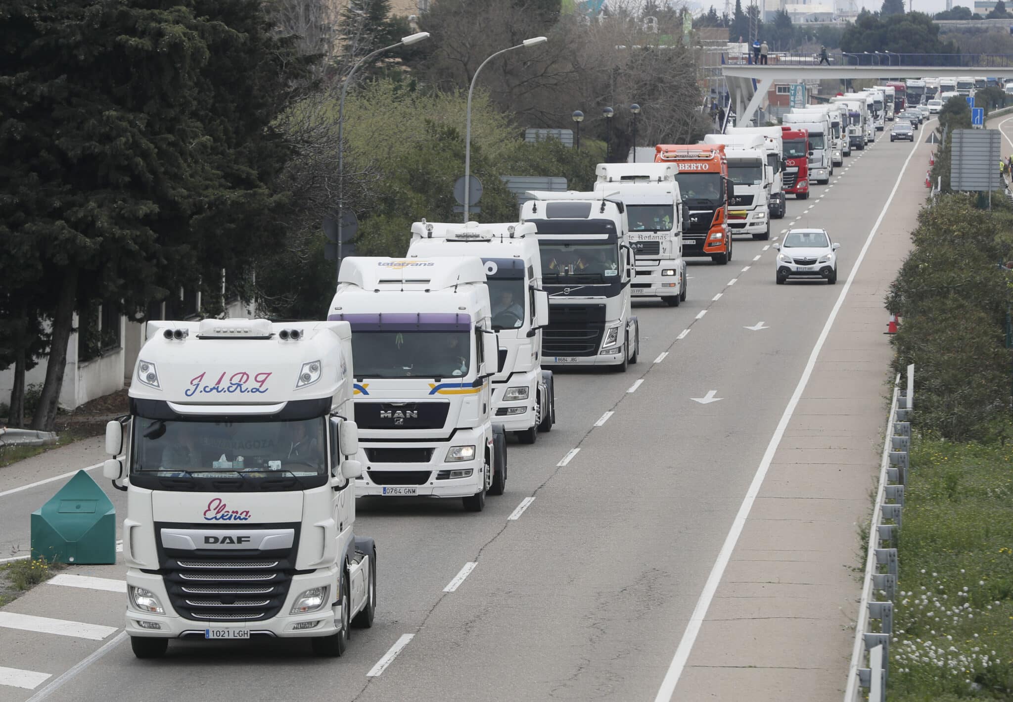 Varios camiones durante una marcha lenta.