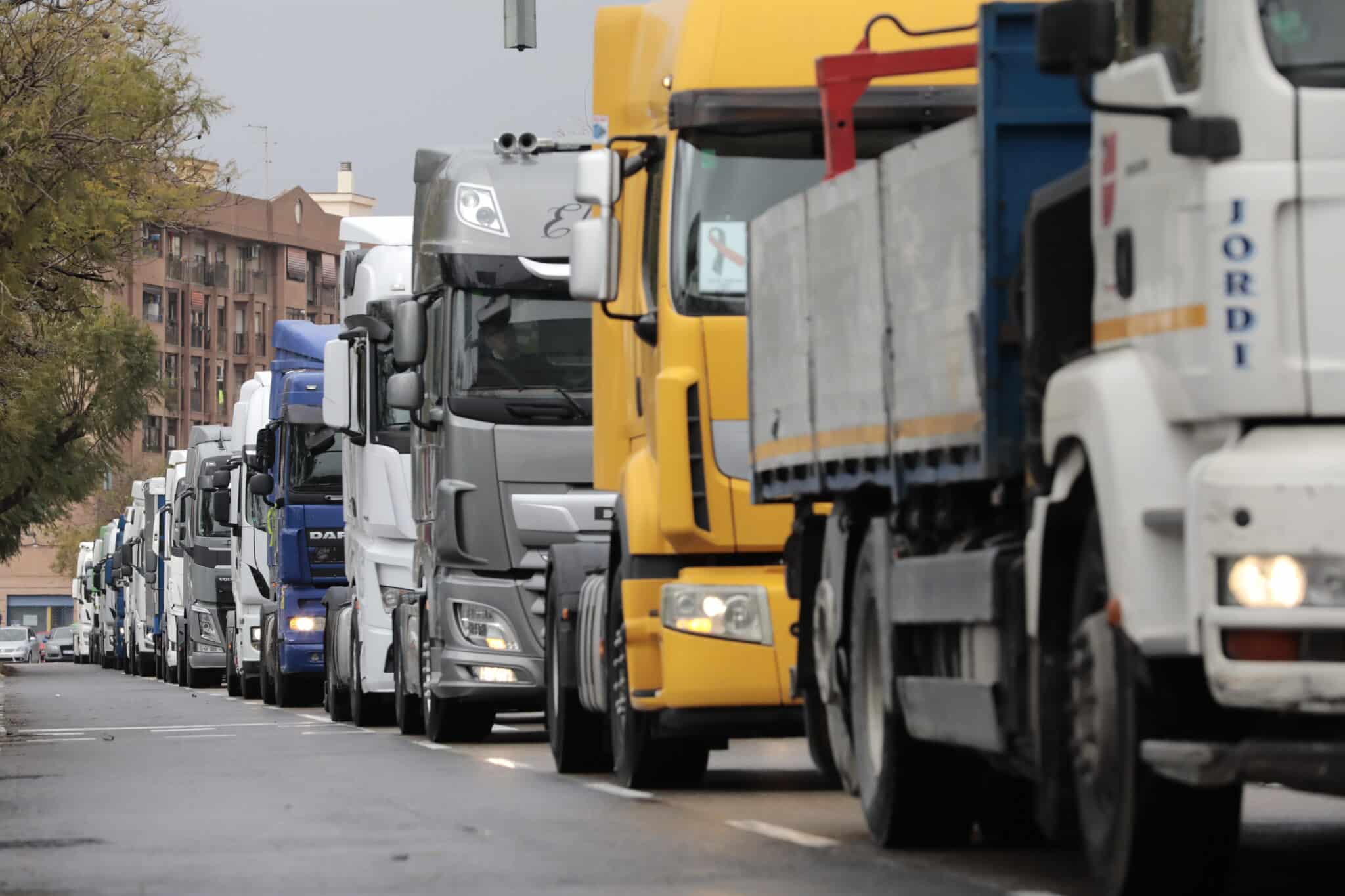 Una manifestación de camioneros en forma de "marcha lenta".