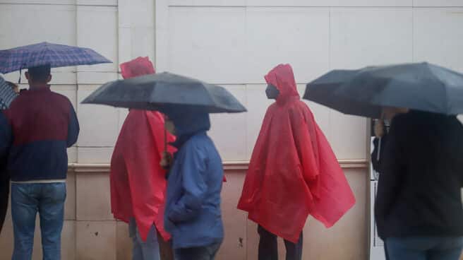 El paraguas y los impermeables han sido los protagonistas por las intensas lluvias caídas en España.
