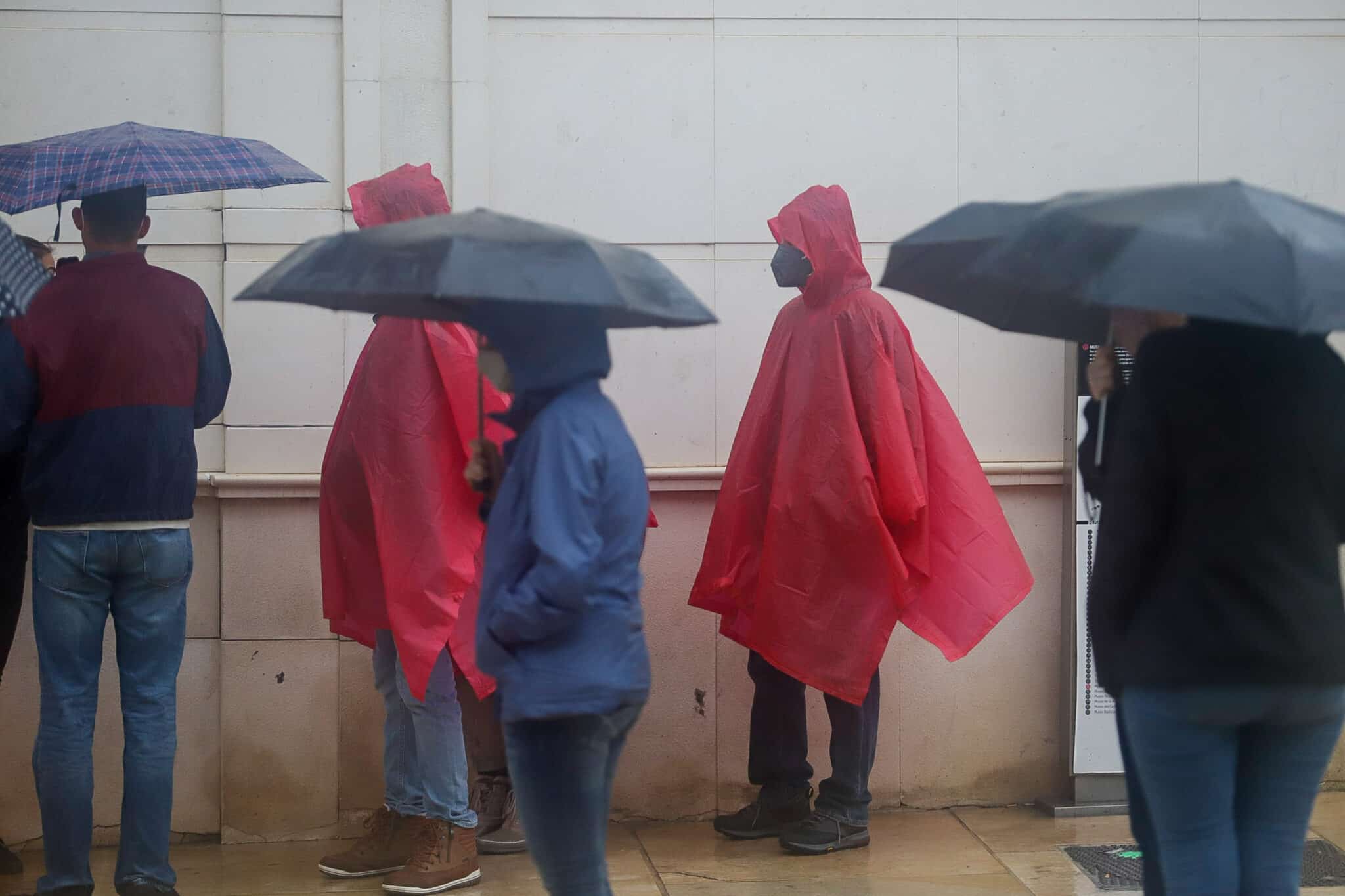 El paraguas y los impermeables han sido los protagonistas por las intensas lluvias caídas en España.