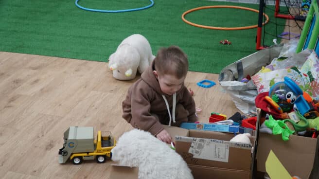 Un bebé juega en un centro comercial reconvertido en punto de acogida de refugiados ucranianos