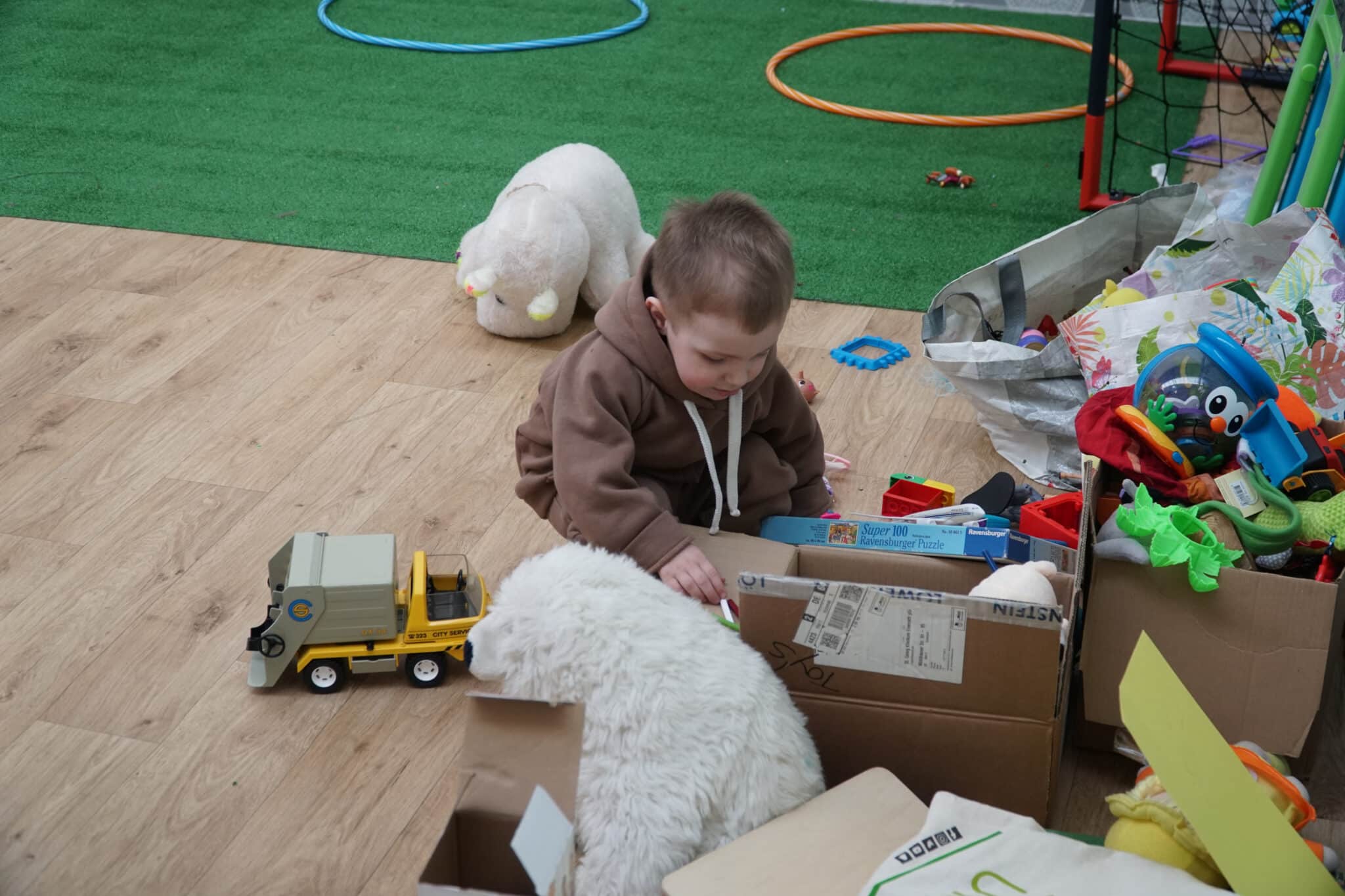 Un bebé juega en un centro comercial reconvertido en punto de acogida de refugiados ucranianos