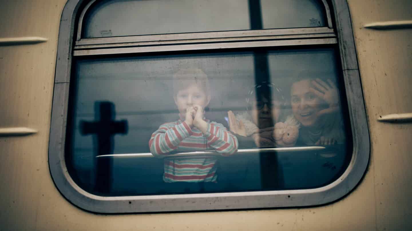 Refugiados de Ucrania esperan en la estación de tren de Chelm