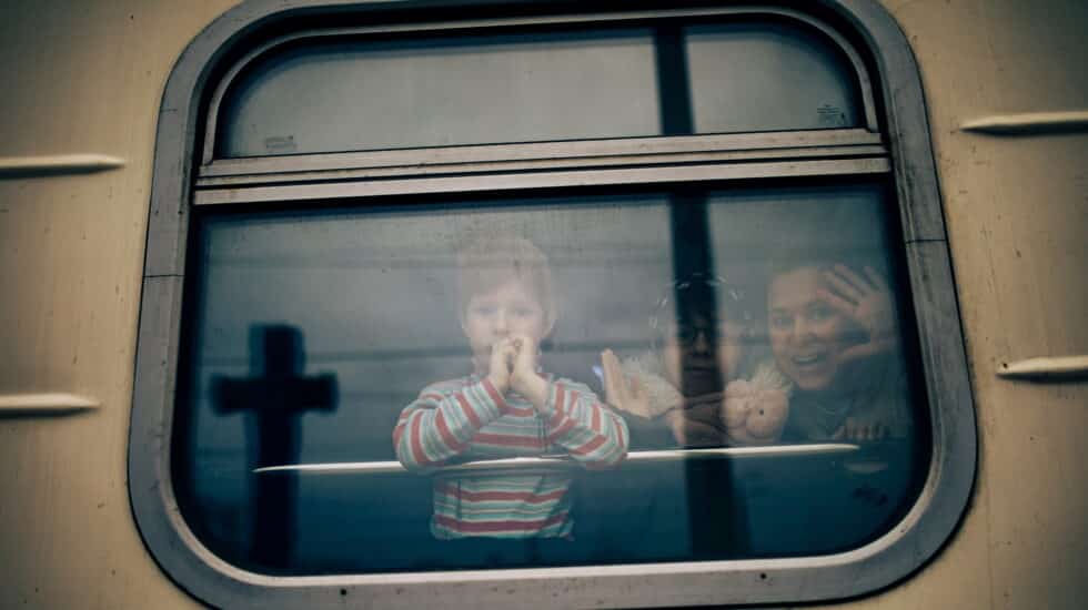 Refugiados de Ucrania esperan en la estación de tren de Chelm