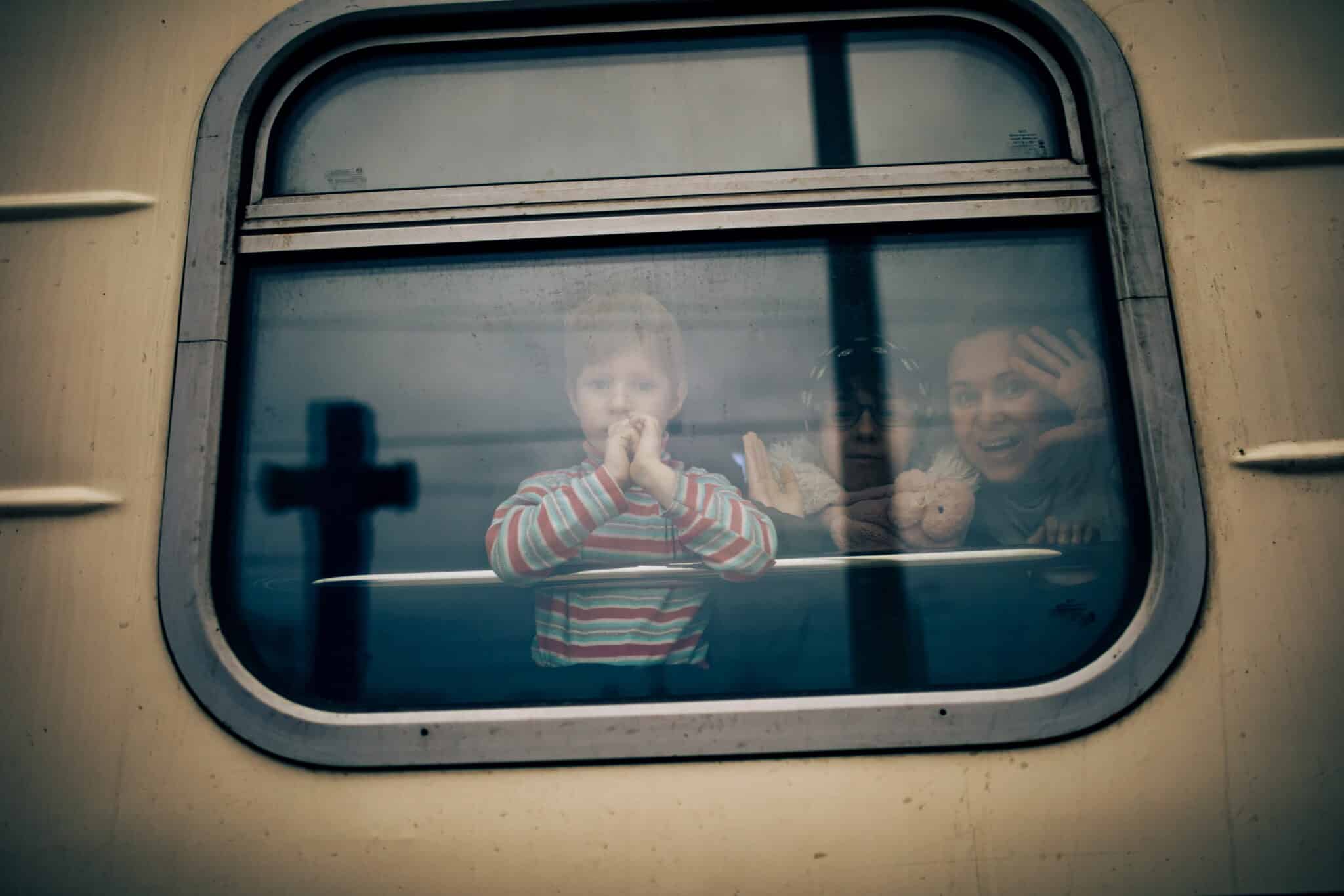 Refugiados de Ucrania esperan en la estación de tren de Chelm