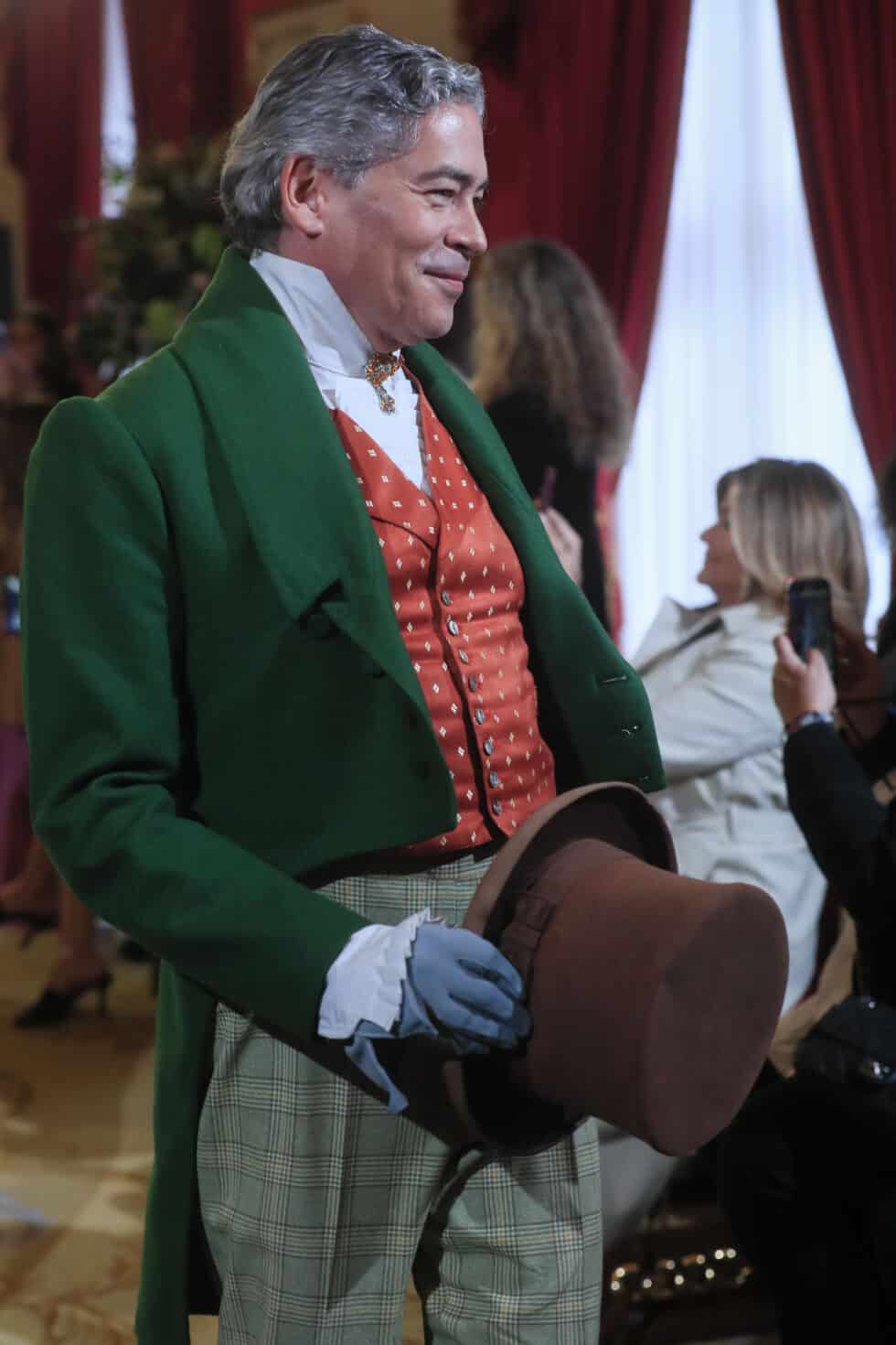 El presentador televisivo Boris Izaguirre participa en el desfile con el vestuario original de la serie 'Los Bridgerton' en el Teatro Real este miércoles en Madrid.