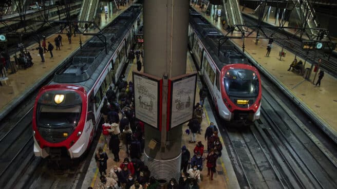 Acumulación de viajeros en un andén de la estación de Atocha (Madrid)
