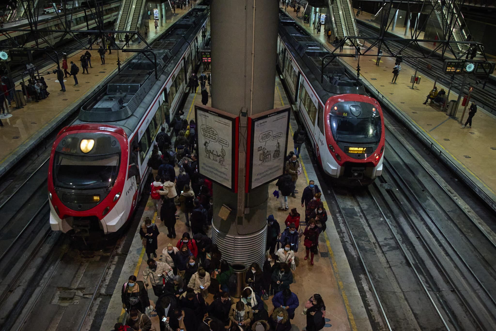 Acumulación de viajeros en un andén de la estación de Atocha (Madrid)