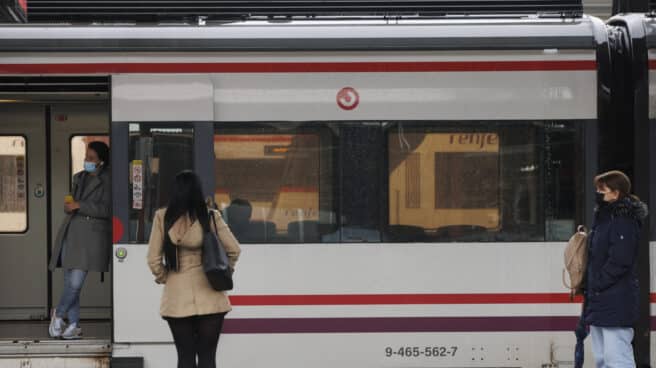 Pasajeros esperan un tren en la estación de Chamartín.