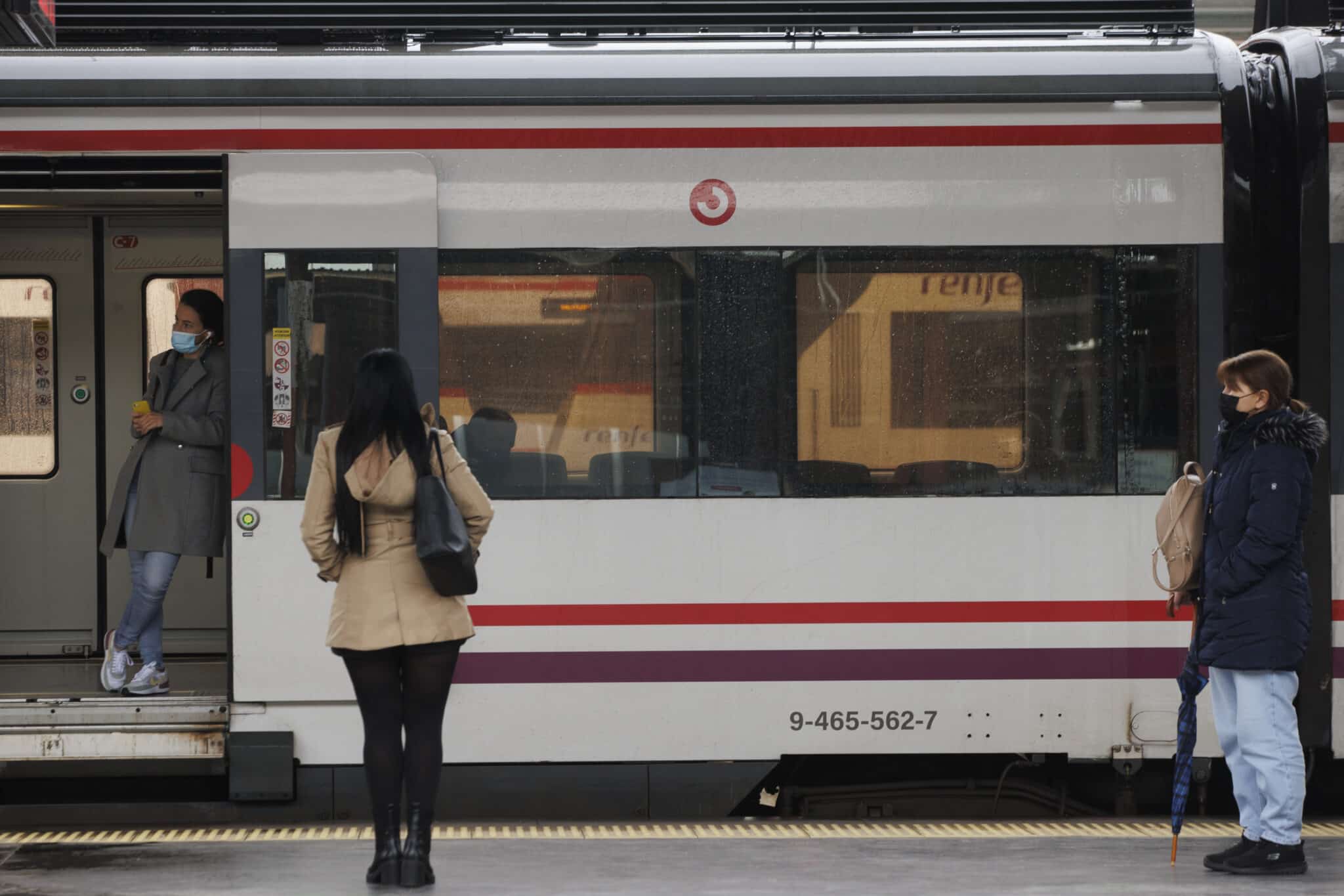 Pasajeros esperan un tren en la estación de Chamartín.