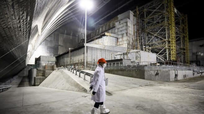 Un trabajador camina por el sarcófago de la central nuclear de Chernobyl, en Ucrania, en abril de 2021.