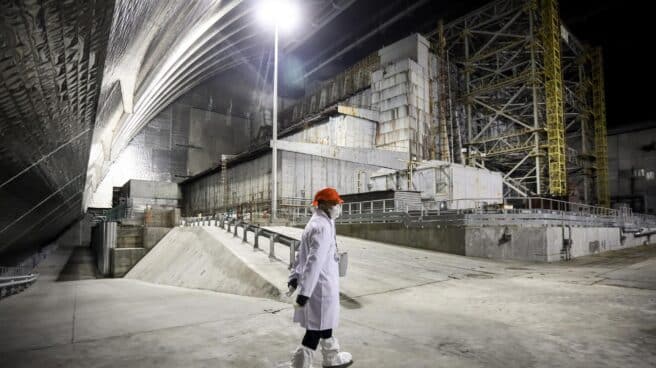 El director del OIEA propone una reunión en Chernóbil con Ucrania y Rusia para pactar garantías de seguridad Un trabajador camina por el sarcófago de la central nuclear de Chernobyl, en Ucrania, en abril de 2021.