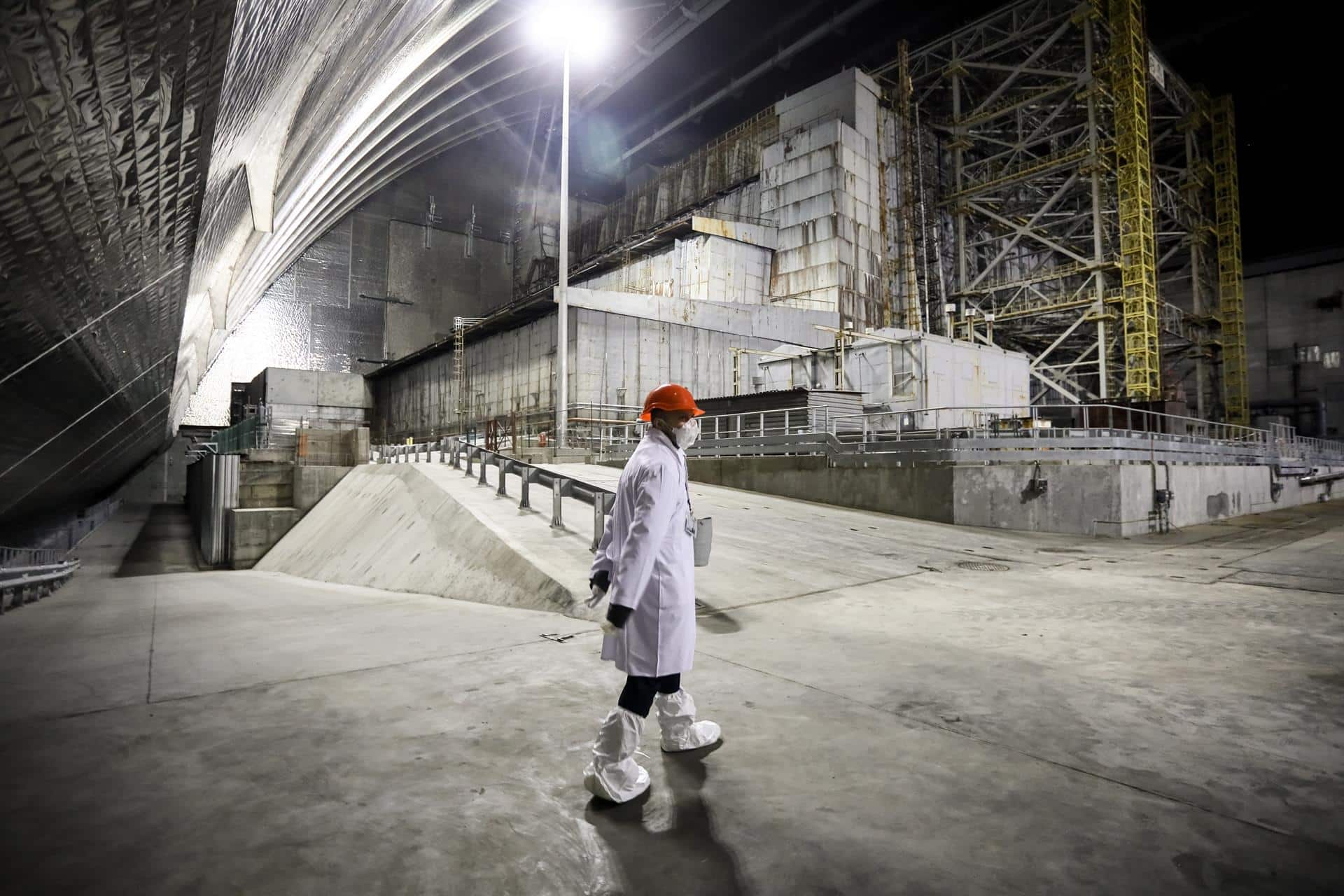 Un trabajador camina por el sarcófago de la central nuclear de Chernobyl, en Ucrania, en abril de 2021.