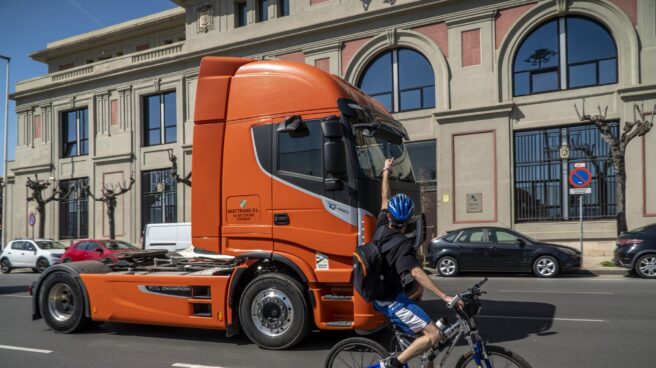 Un ciclista saluda a un transportista durante una marcha lenta en Santander.