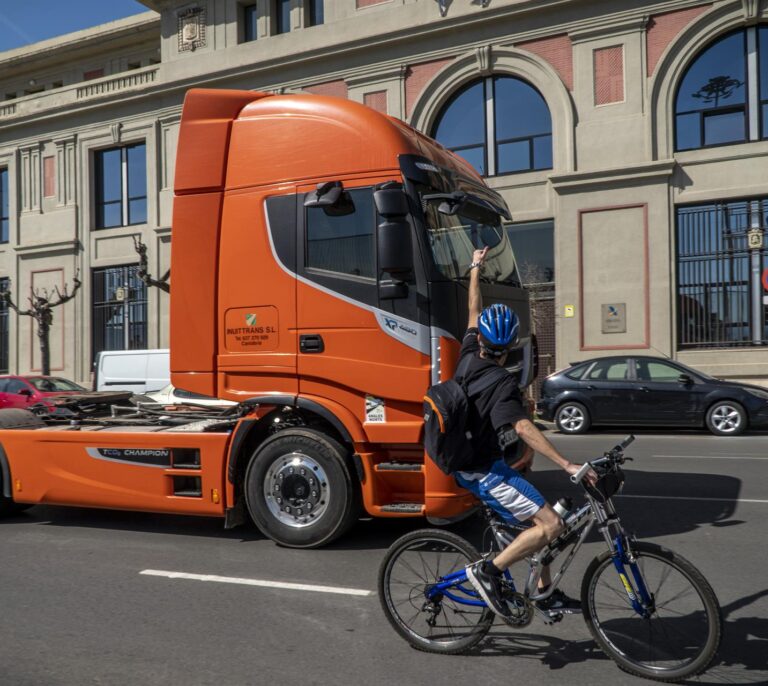 El Gobierno negocia con los transportistas una bajada de entre 15 y 30 céntimos por litro