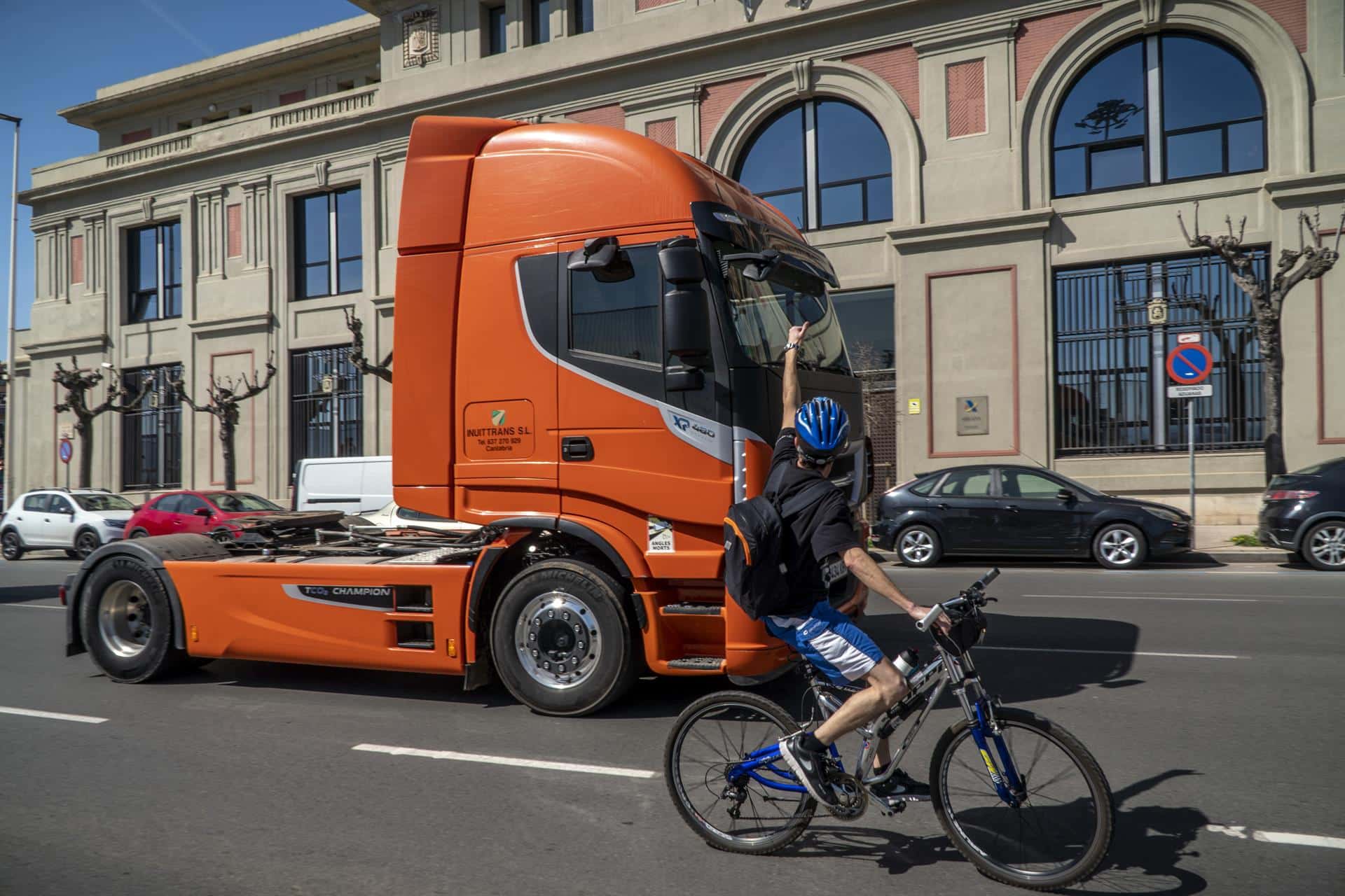 Un ciclista saluda a un transportista durante una marcha lenta en Santander.