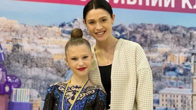 Muere la gimnasta ucraniana de 11 años, Katya Dyanchenko, por el impacto de un misil en su casa en Mariúpol Katya Dyanchenko y su entrenadora