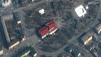 Al menos 130 civiles rescatados en el teatro bombardeado de Mariupol